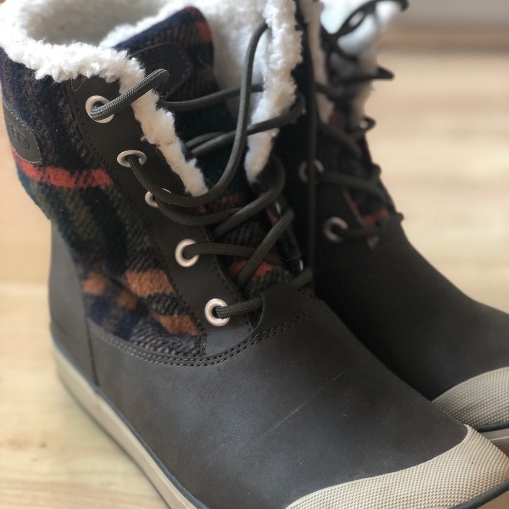 Women’s snow boots - keen size 10